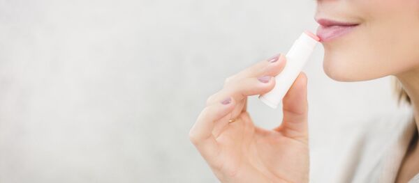 Девушка красится гигиенической помадой, архивное фото - Sputnik Беларусь