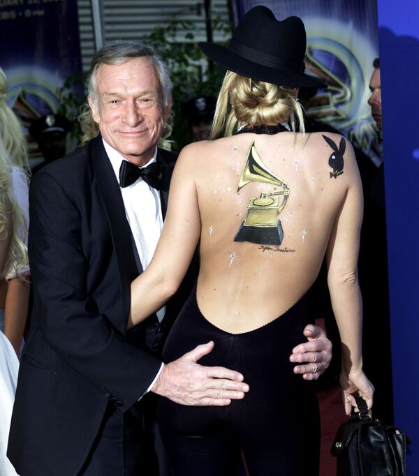 Хью Хефнер и модель Playboy на вручении премии Grammy в Лос-Анджелесе, 2002 год. - Sputnik Беларусь