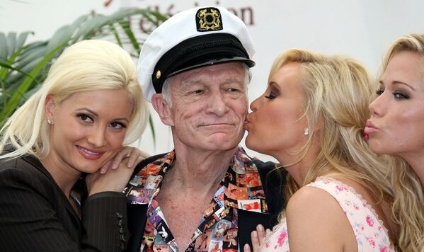 Хью Хефнер с моделями Playboy во время фотоколла в Монте-Карло в 2007 году. - Sputnik Беларусь