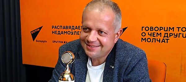 Юрий Бондарь в студии радио Sputnik - Sputnik Беларусь