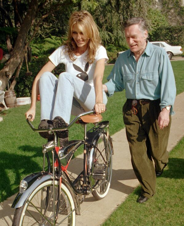 В 1989 году Хефнер женился на модели Кимберли Конрад, с которой прожил 10 лет. До этого 30 лет он жил холостяком после первого брака с Милдред Вилльямс. - Sputnik Беларусь