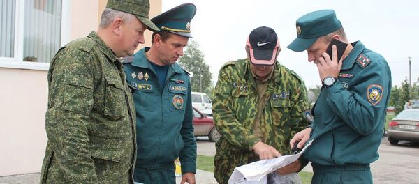 Сотрудники МЧС и РОВД в Новом Дворе - Sputnik Беларусь