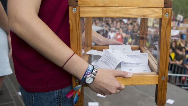 Самодельная избирательная урна в руках у испанского студента - Sputnik Беларусь