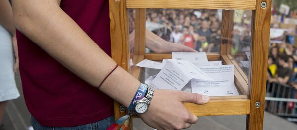 Самодельная избирательная урна в руках у испанского студента - Sputnik Беларусь