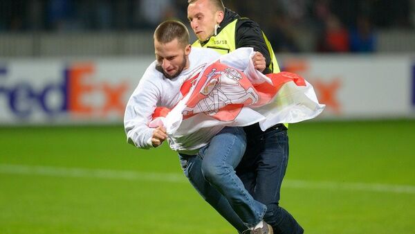 Болельщик выбежал на поле во время матче БАТЭ - Арсенал - Sputnik Беларусь