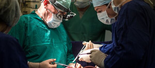 Кардиохирург Лео Бокерия (слева) во время операции - Sputnik Беларусь