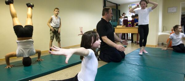 Урок физкультуры в школе, архивное фото Урок физкультуры в школе, архивное фото - Sputnik Беларусь