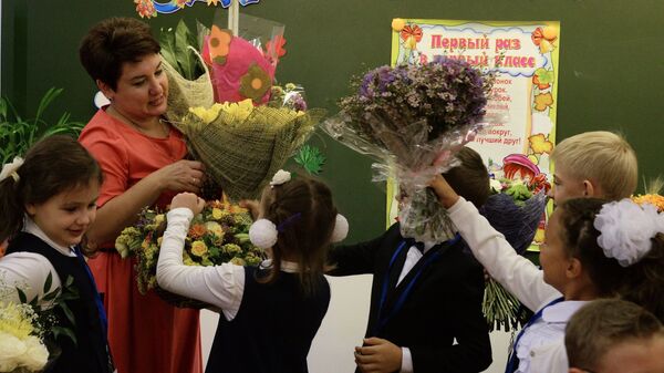 Цветы для учителя, архивное фото - Sputnik Беларусь