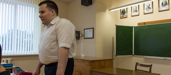 Незрячий учитель Николай Апанович старается максимально использовать наглядны материал на своих уроках Незрячий учитель Николай Апанович старается максимально использовать наглядны материал на своих уроках - Sputnik Беларусь