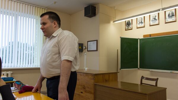 Незрячий учитель Николай Апанович старается максимально использовать наглядны материал на своих уроках - Sputnik Беларусь