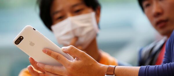 Покупатели iPhone 8 Plus, архивное фото Покупатели iPhone 8 Plus, архивное фото - Sputnik Беларусь