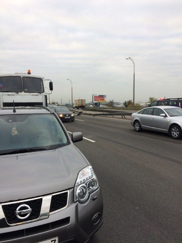 Поврежденное ограждение на МКАД - Sputnik Беларусь