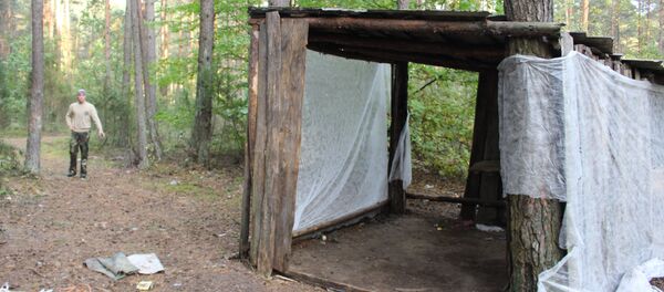 Рядом с этим шалашом вечером 16 сентября стоял велосипед Максима Рядом с этим шалашом вечером 16 сентября стоял велосипед Максима - Sputnik Беларусь