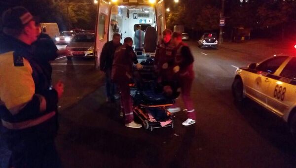 На месте происшествия работали сотрудники скорой медицинской помощи - Sputnik Беларусь