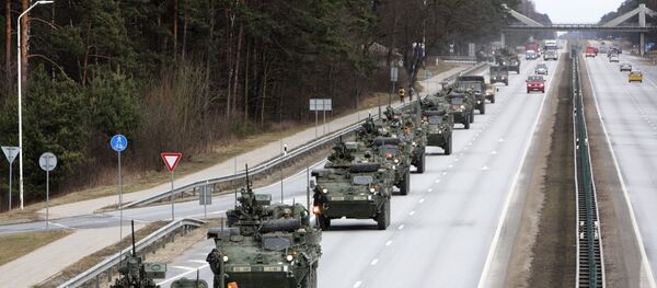 Американские бронетранспортеры Stryker, входящие в колонну бронетехники 2-го кавалерийского полка, во время показательного марша военнослужащих армии США Dragoon Ride - Sputnik Беларусь