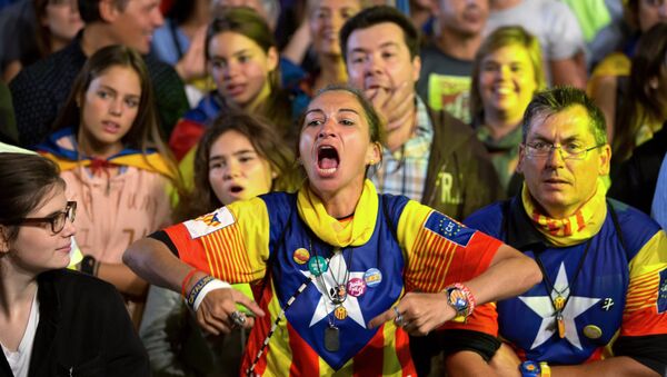 Испанцы после досрочных выборов в парламент Каталонии. - Sputnik Беларусь