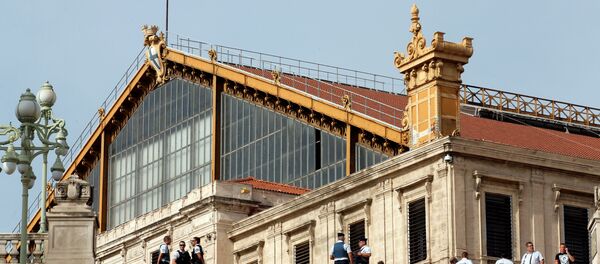 Сотрудники полиции у вокзала в Марселе, где произошло нападение Сотрудники полиции у вокзала в Марселе, где произошло нападение - Sputnik Беларусь