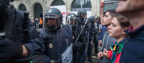 Столкновения у избирательных участков в ходе референдума о независимости Каталонии - Sputnik Беларусь