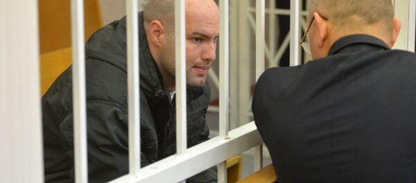 Обвиняемый Евгений Раздуев с адвокатом - Sputnik Беларусь