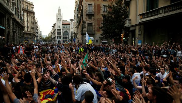 Демонстранты во время акции протеста против сотрудников испанской национальной полиции в Барселоне - Sputnik Беларусь