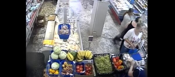 Милиция показала, как обокрали покупательницу на рынке в Плещеницах Милиция показала, как обокрали покупательницу на рынке в Плещеницах - Sputnik Беларусь