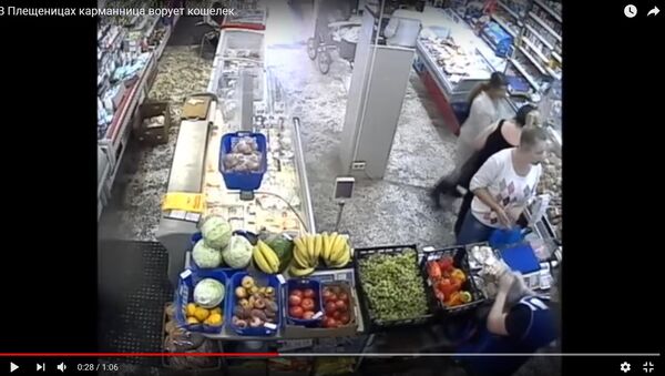 Милиция показала, как обокрали покупательницу на рынке в Плещеницах - Sputnik Беларусь