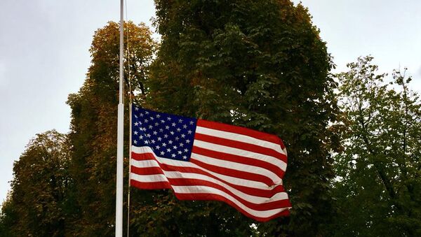 Сцяг ЗША, прыспушчаны каля амбасады - Sputnik Беларусь