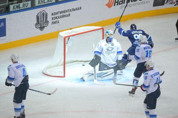 Первую шайбу в ворота Барыса не засчитали из-за положения вне игры  - Sputnik Беларусь