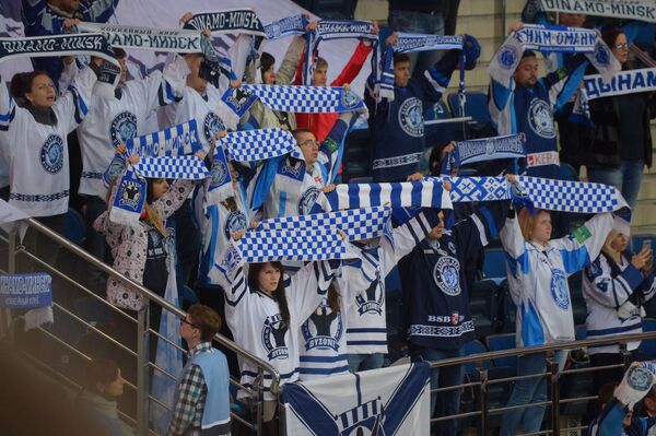 Болельщики зубров активно поддерживали команду до победного броска Андрея Степанова - Sputnik Беларусь