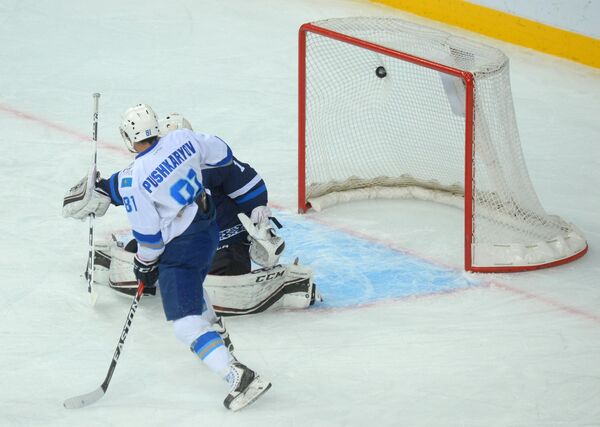 Первая шайба в ворота Юнаса Энрота в исполнении Талгата Жайлауова - Sputnik Беларусь