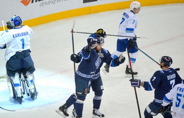 Гол Александра Китарова под занавес первого периода помог хозяевам установить равновесие  - Sputnik Беларусь