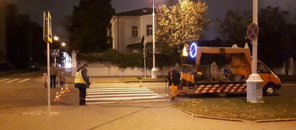 Дорожники у сквера Симона Боливара - Sputnik Беларусь