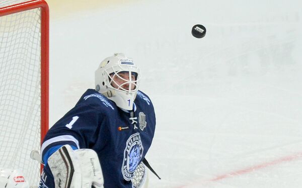 Голкипер минского Динамо Юнас Энрот очень помог команде в серии буллитов, отразив три броска - Sputnik Беларусь