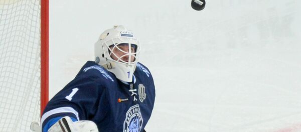 Голкипер минского Динамо Юнас Энрот очень помог команде в серии буллитов, отразив три броска Голкипер минского Динамо Юнас Энрот очень помог команде в серии буллитов, отразив три броска - Sputnik Беларусь