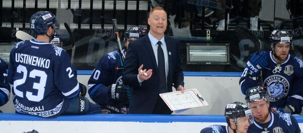 Тренер минского хоккейного клуба Динамо Горди Дуайер во время матча с казахским Барысом Тренер минского хоккейного клуба Динамо Горди Дуайер во время матча с казахским Барысом - Sputnik Беларусь