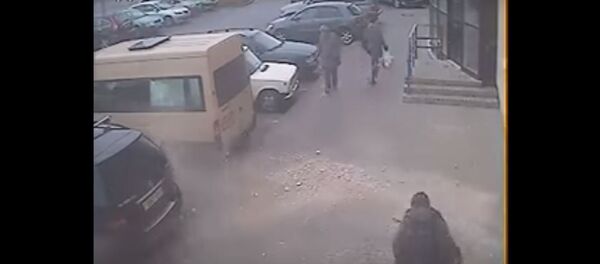 В Витебске прохожий чудом спасся из-под падающей плиты - Sputnik Беларусь