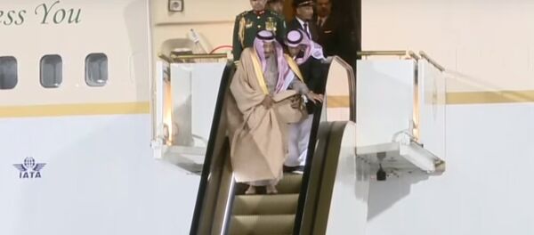 У короля Саудовской Аравии в аэропорту заклинило золотой трап У короля Саудовской Аравии в аэропорту заклинило золотой трап - Sputnik Беларусь