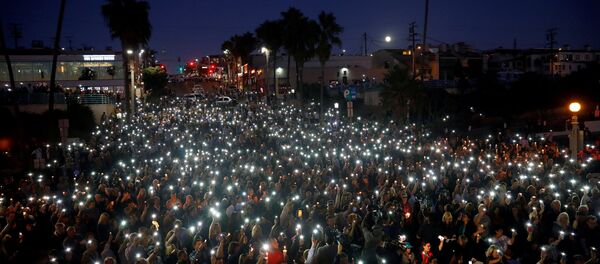 Акция в память о жертвах массового расстрела на концерте в Лас-Вегасе Акция в память о жертвах массового расстрела на концерте в Лас-Вегасе - Sputnik Беларусь