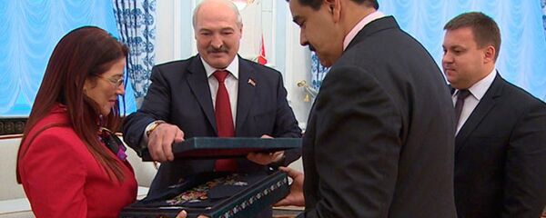 Президенты Беларуси и Венесуэлы Александр Лукашенко и Николас Мадуро обменялись подарками - Sputnik Беларусь