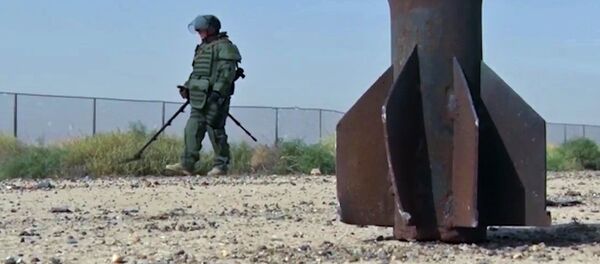 Специалист Международного противоминного центра Вооруженных Сил РФ во время разминирования Дейр-эз-Зора, архивное фото Специалист Международного противоминного центра Вооруженных Сил РФ во время разминирования Дейр-эз-Зора, архивное фото - Sputnik Беларусь