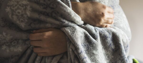 Девушка завернулась в одеяло, архивное фото - Sputnik Беларусь