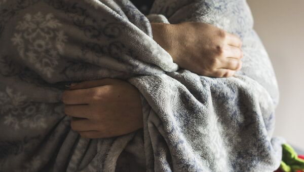 Девушка завернулась в одеяло, архивное фото - Sputnik Беларусь