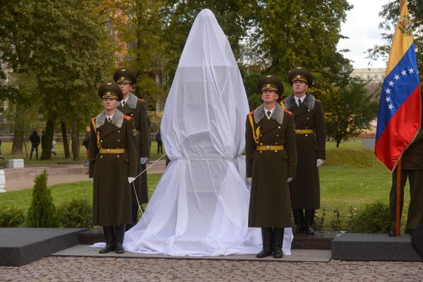 Открытие памятника Симону Боливару в минском парке - Sputnik Беларусь