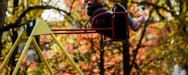 Девочка на качелях, архивное фото - Sputnik Беларусь