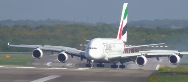 Споттеры сняли дрифт самолета на взлетной полосе во время Ксавьера Споттеры сняли дрифт самолета на взлетной полосе во время Ксавьера - Sputnik Беларусь