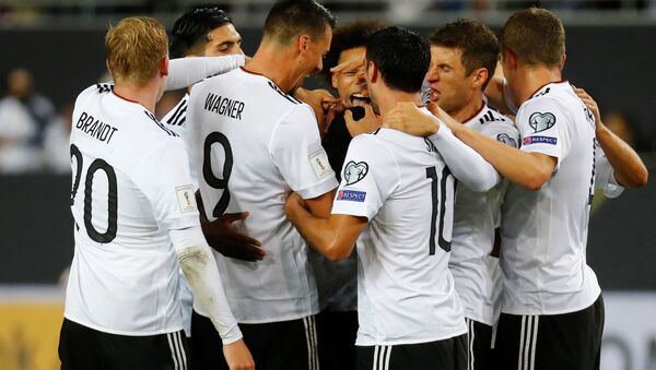 Футболисты сборной Германии радуются победе над Азербайджаном - Sputnik Беларусь