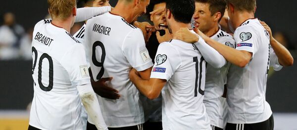 Футболисты сборной Германии радуются победе над Азербайджаном - Sputnik Беларусь