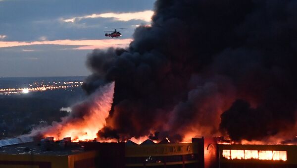 Пожар в торговом центре Синдика в Москве - Sputnik Беларусь