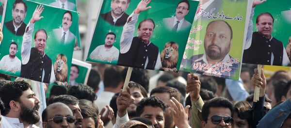 Сторонники экс-премьера Пакистана Наваза Шарифа перед зданием суда, где рассматривается дело о коррупции - Sputnik Беларусь