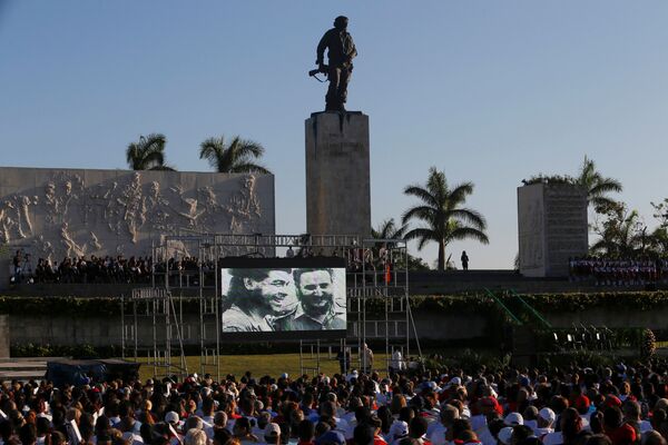 Церемония, посвященная 50-летию со дня смерти Че Гевары, прошла в Санта-Кларе на Кубе, где в мавзолее перезахоронены останки революционера. - Sputnik Беларусь